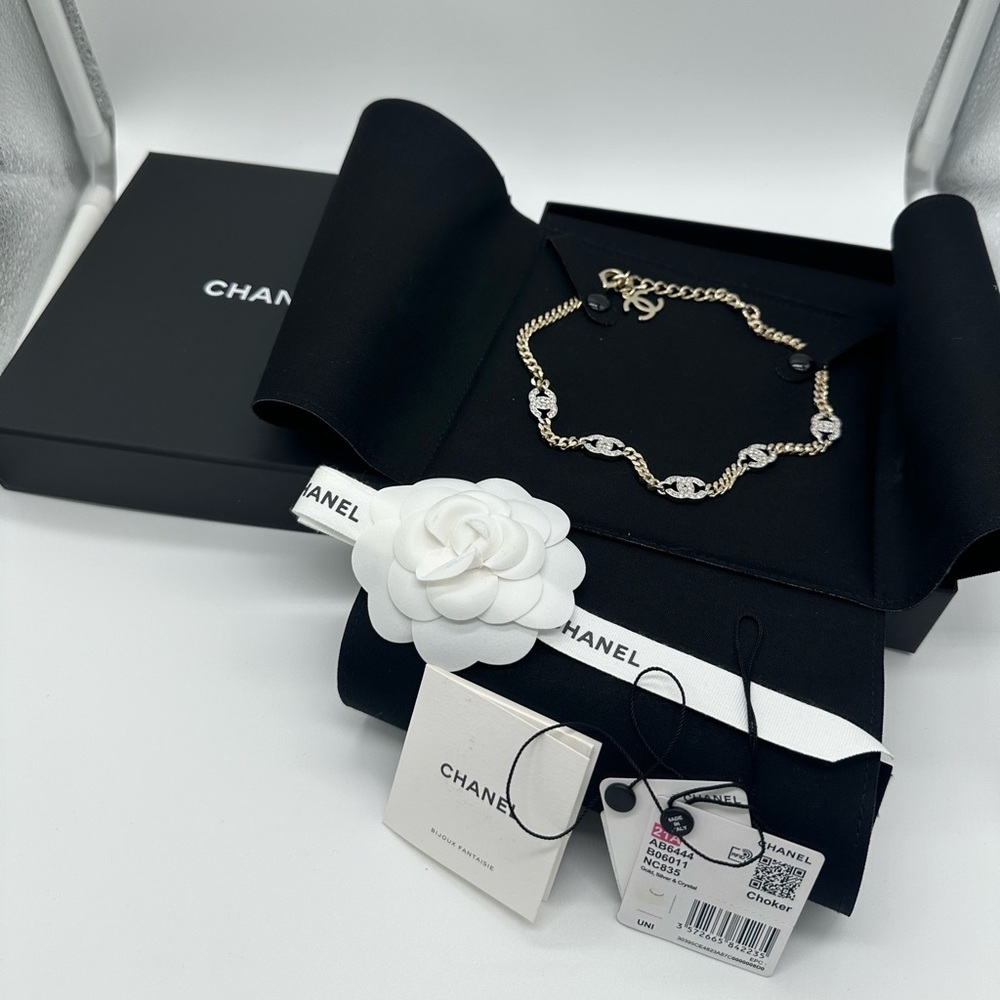 BRAND NEW CHANEL 21A Crystal CC Light Gold Hardware Choker (AB6444)